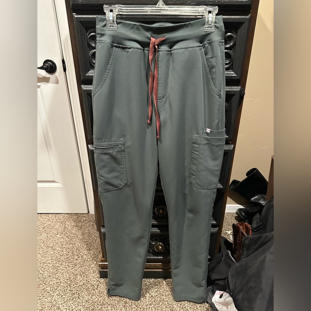 Women’s FIGS Yola High-Waisted Scrub Pants in Bonsai Green, Size S/Tall
